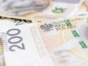 Zbliżenie na napis Narodowy Bank Polski na banknocie 200 zł