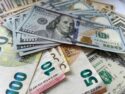 Stos banknotów euro i dolary